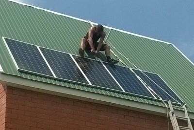 солнечные электрические панели на крыше